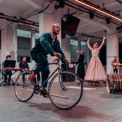 A férfi hirtelen elkomorodik, a nő fázni kezd, nem ölték hát meg magukat